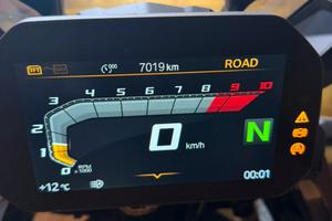 GS F 750 triple black