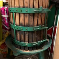 Torchio e contenitori uva