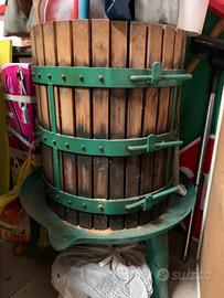 Torchio e contenitori uva