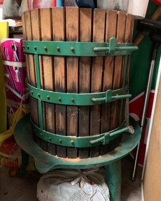 Torchio e contenitori uva