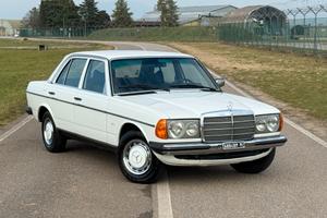 Mercedes 200 W123 "STUPENDA - ASI - TARGHE ORIGIN