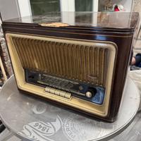 Radio a valvole con giradischi