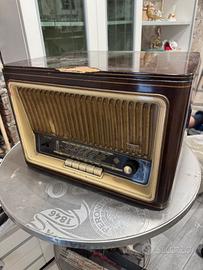 Radio a valvole con giradischi