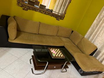 Divano angolare e tavolino in vetro