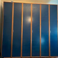 armadio blu in legno