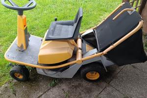 Trattorino taglia erba