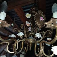 lampadario con fiori di capodimonte 