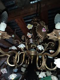 lampadario con fiori di capodimonte 