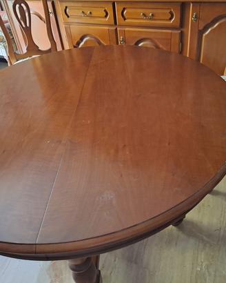 Sala da pranzo: tavolo, 6 sedie e 2 divani