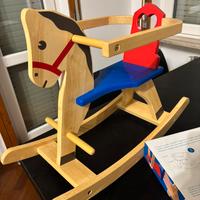 Gioco cavallo a dondolo in legno per bambini