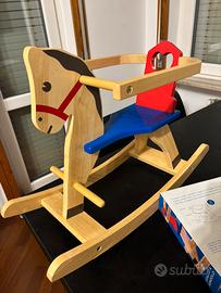 Gioco cavallo a dondolo in legno per bambini