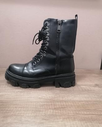 Stivaletto in ecopelle nero  mis 38 nuovo.