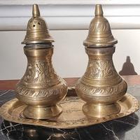 Set vintage di sale e pepe in ottone orientale