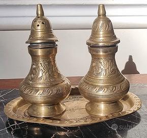 Set vintage di sale e pepe in ottone orientale