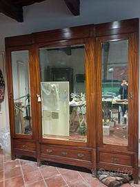 Armadio antico con specchio