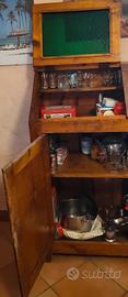 credenza da cucina con antine a ribalta in vetro