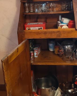 credenza da cucina con antine a ribalta in vetro