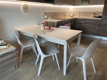 Tavolo allungabile + 4 sedie