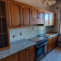 Cucina in legno con piano in granito