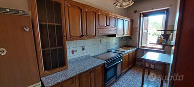 Cucina in legno con piano in granito