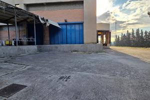 Capannone con piano di carico