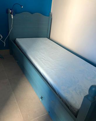 Letto e tavolo  in legno massello
