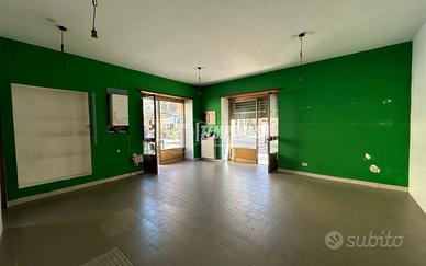 LUMINOSO LOCALE COMMERCIALE NEL CUORE DI AVIGLIANA