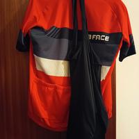 pantaloncino e due magliette 15 euro tutti e tre 