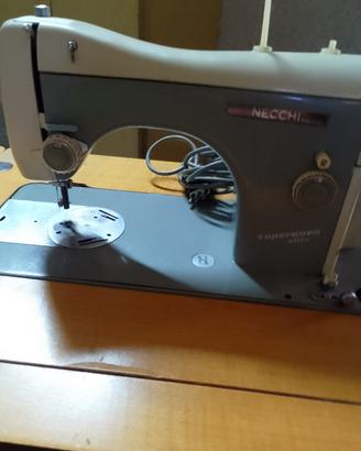 Macchina da cucire antica marca Necchi