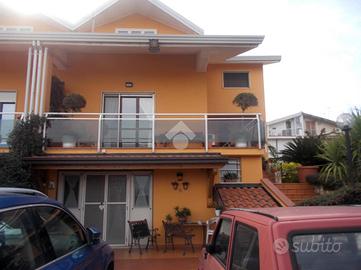 VILLA A SCHIERA D'ANGOLO A CASTROLIBERO