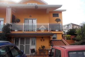 VILLA A SCHIERA D'ANGOLO A CASTROLIBERO