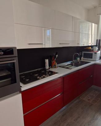 Cucina angolare completa di elettrodomestici