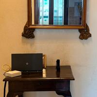 Tavolino e specchio da parete