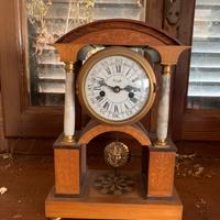 Antico orologio a portico