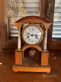 Antico orologio a portico