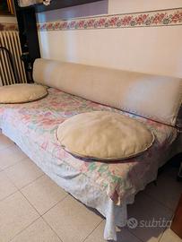 Divano beige chiaro con i due cuscini