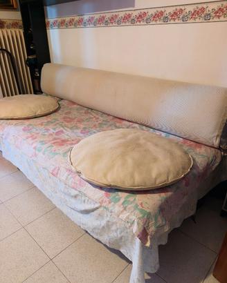 Divano beige chiaro con i due cuscini