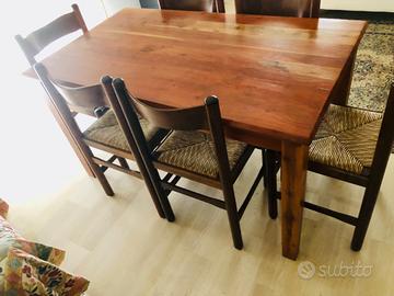 Tavolo in legno massiccio con sei sedie in legno