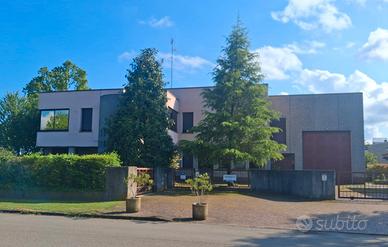 Vendita Villa con 2 appart+ laboratorio 200 mq |