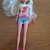 Bambola con capelli biondi