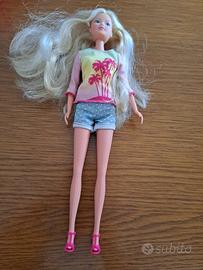 Bambola con capelli biondi