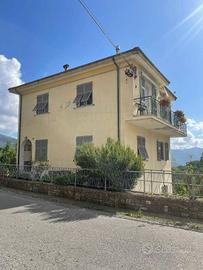 Casa indipendente di 162 m² con 4 locali e posto a