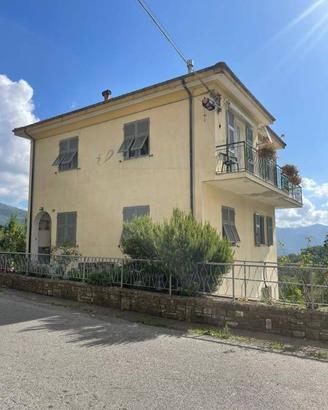 Casa indipendente di 162 m² con 4 locali e posto a