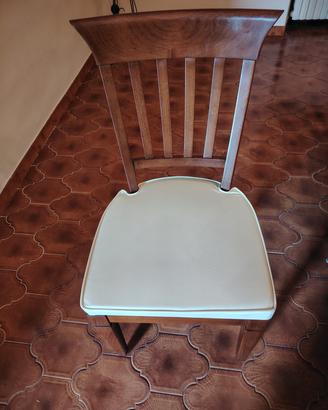 Sedie in legno e similpelle 