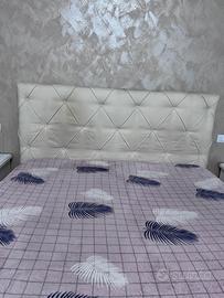 Il letto matrimoniale con il box e il materasso