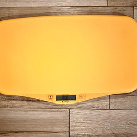 Bilancia pesa neonati