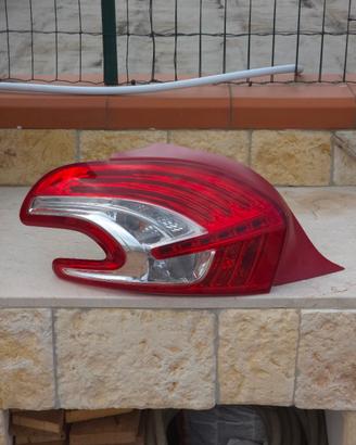 Fanale posteriore led stop sinistro  peugeot 208
