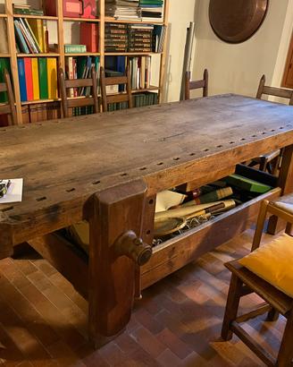 Arredi d’epoca: libreria, bancone, tavolino