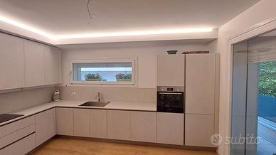 Cucina completa di elettrodomestici