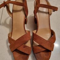 Scarpe marroni della Benetton 